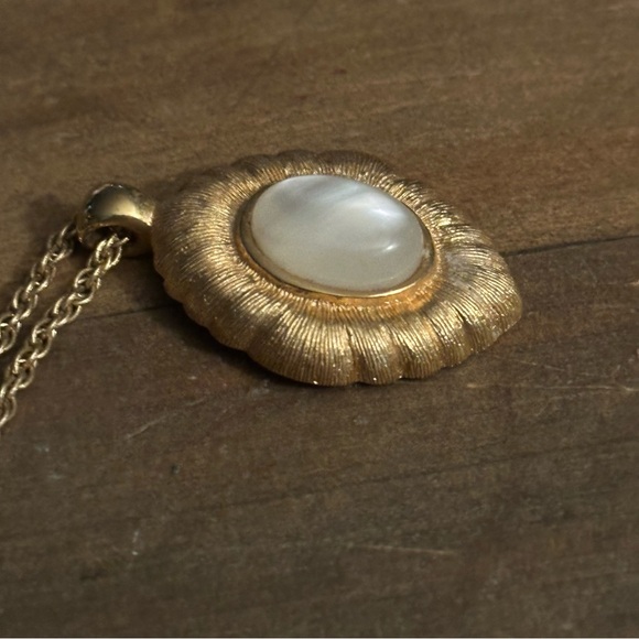 Vintage Monet gold tone mother of pearl pendant necklace - Picture 4 of 5